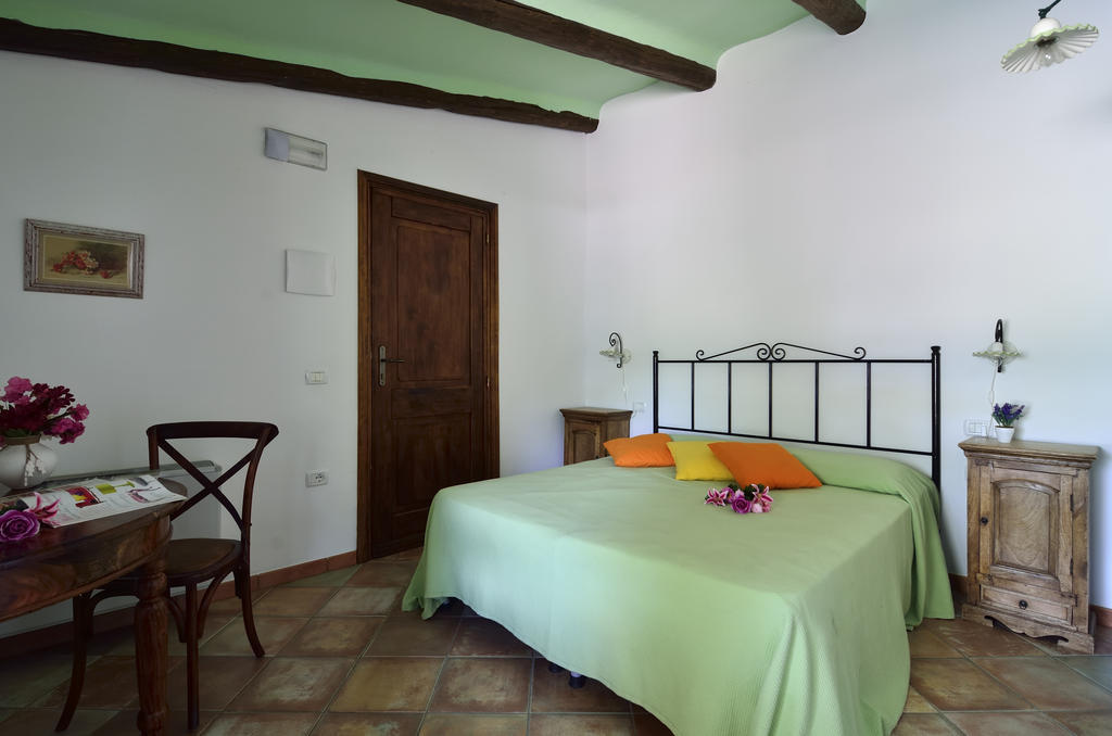 Agriturismo Guthiddai Ольєна Номер фото